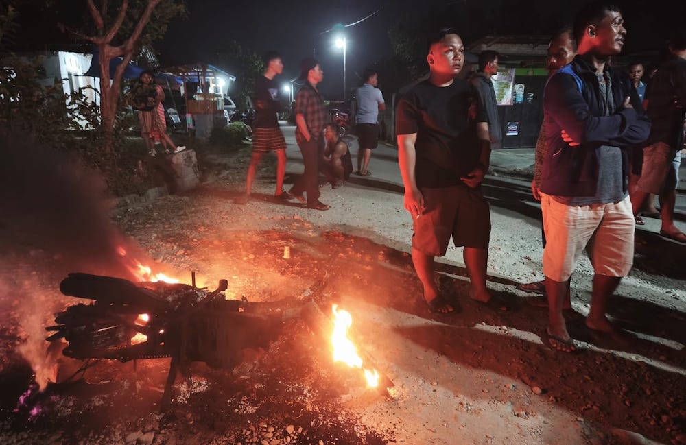 Sepeda motor milik ED yang dibakar massa Desa Sumber Mulyo yang geram diancam ED dengan kelewang