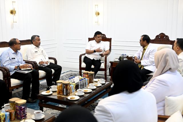 Gubernur Sumatera Utara (Sumut) M. Bobby Afif Nasution menerima audiensi Ketua Ikatan Dokter Anak Indonesia Cabang Sumut Rizky Adriansyah beserta jajaran di ruang kerja Gubernur, lantai 10 Kantor Gubernur Sumut, Jalan Diponegoro nomor 30, Medan, Selasa (2/6/2026). Foto/Diskominfo Sumut 