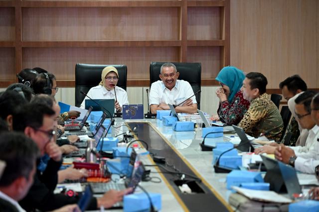 20260610_175349_resize_65 Penjabat Sekretaris Daerah Provinsi (Sekdaprov) Sumatera Utara (Sumut) Sulaiman Harahap di dampingi sejumlah OPD melakukan Rapat Koordinasi awal kerja sama Provinsi dengan UNICEF kerangka Kerja Sama CPAP 2026-2030 di ruang rapat II lantai 2 Kantor Gubernur, Rabu (10/6/2026). Foto/Diskominfo Sumut