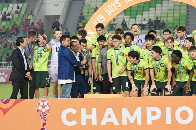 20260614_103051_resize_86 Gubernur Sumatera Utara (Sumut) Muhammad Bobby Afif Nasution menyerahkan Piala AFF U-19 2026 kepada Timnas Autralia setelah mengalahkan Thailand dengan skor 2-0 di Stadion Utama Sumatera Utara, Jalan Sena Deliserdang, Sabtu (13/6/2026) malam. Foto/Diskominfo Sumut