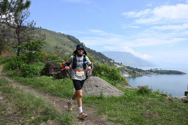20260614_182320_resize_39 Pelari Trail Of The King Ultra Trail de Mount Blanc (UTMB) 2026 melintas dengan pemandanga indah di daerah Pangururan, Samosir, Sabtu (13/6/2026). Foto/Diskominfo Sumut