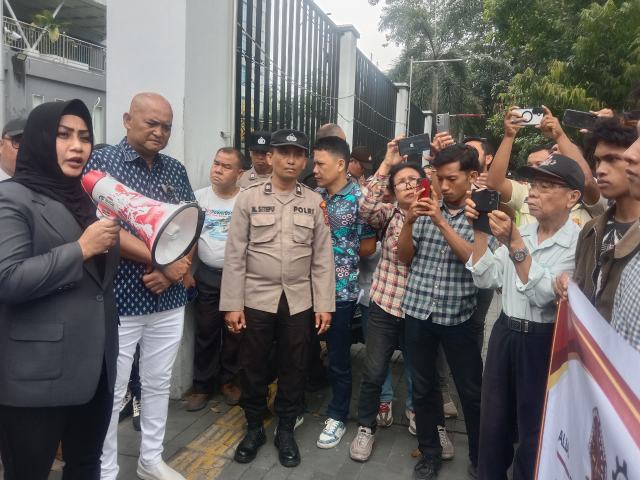 20260615_132329_resize_66 Kelompok Massa dari Aliansi Masyarakat Tolak Pejabat Bermental Preman (ATOMAN) saat melakukan aksi di depan Gedung DPRD Medan.