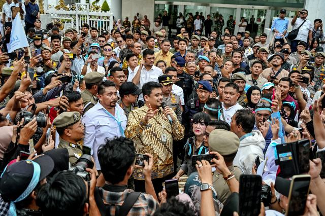 20260619_184311_resize_22 Gubernur Sumatera Utara (Sumut) Muhammad Bobby Afif Nasution didampingi sejumlah OPD menemui langsung dan mendengarkan aspirasi serta menerima petisi para pengunjuk rasa yang tergabung dalam Lembaga Masyarakat Peduli Makan Bergizi Gratis (LMP MBG) di depan Kantor Gubernur Jalan Diponegoro No 30 Medan, Jumat (19/6/2026). Foto/Diskominfo Sumut