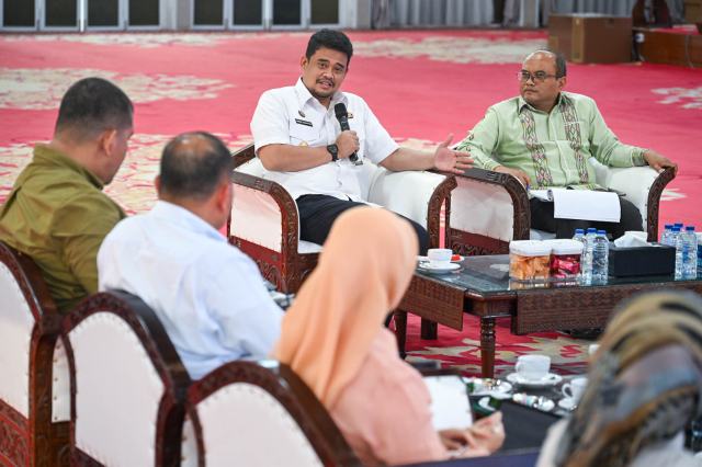 20260624_135840_resize_47 Gubernur Sumut Bobby Nasution menerima audiensi Walikota Padangsidimpuan Letnan Dalimunthe di Aula Tengku Rizal Nurdin, Rumah Dinas Gubernur Sumut, Jalan Sudirman No. 41, Medan, Selasa (23/6/2026). Foto/Diskominfo Sumut