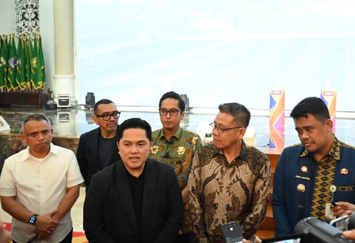 Direktur Utama PT Bank Sumut (Perseroda), Heru Mardiansyah bersama Ketua Umum PSSI Erick Thohir dan Gubsu Bobby Nasution pada drawing grup Piala AFF U19 atau ASEAN U-19 Boys’ Bank Sumut Championship 2026 di Aula Raja Inal Siregar, Kantor Gubernur Sumut, Kamis (7/5/2026)