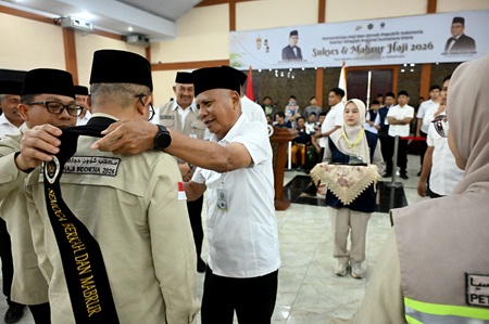 Wakil Gubernur Sumatera Utara (Sumut) Surya bersama Bupati Langkat Syah Afandin, Pj. Sekretaris Daerah Sumut Sulaiman Harahap, serta Kepala Kanwil Kementerian Haji dan Umrah (Kemenhaj) Provinsi Sumut Zulkifli Sitorus, menyambut kepulangan 358 Jemaah haji Kloter 2 Debarkasi Medan asal Kabupaten Langkat di Asrama Haji Medan, Rabu (3/6/2026). Foto/Diskominfo Sumut