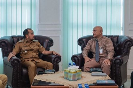 WhatsApp Image 2026-06-09 at 18.31.17 Wali Kota Tebingtinggi H. Iman Irdian Saragih menerima audiensi jajaran pimpinan PT Bank Sumut Cabang Tebingtinggi di Ruang Utama Lantai 4 Balai Kota, Selasa (9/6/2026).