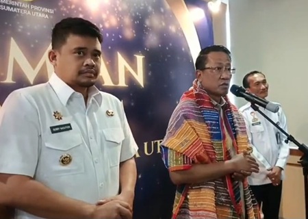 WhatsApp Image 2026-06-10 at 15.51.21 Gubernur Sumut Bobby Nasution mendampingi Menteri Hukum Supratman saat peresmian secara simbolis Posbakum di Kantor Gubernur Sumatera Utara, Jalan P. Diponegoro, Medan, Rabu (10/6/2026).
