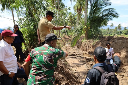 WhatsApp Image 2026-06-16 at 18.31.13 Bupati Mandailing Natal (Madina) H. Saipullah Nasution melakukan kunjungan kerja ke tiga kecamatan untuk memastikan rehabilitasi sawah pasca bencana, Selasa (16/6/2026).