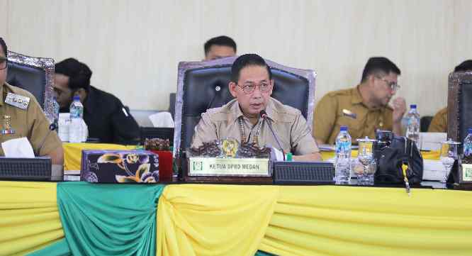Ketua DPRD Medan Wong Chun Sen memimpin rapat paripurna.