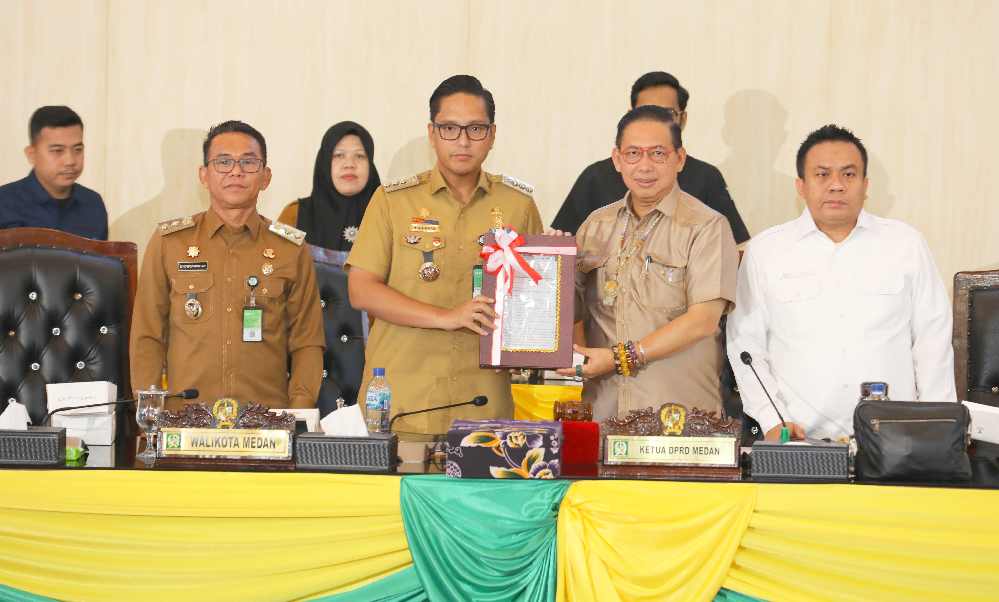 Penandatanganan persetujuan bersama pimpinan DPRD Medan dan Wali Kota Medan atas Ranperda Pertanggungjawaban Pelaksanaan APBD Tahun Anggaran 2025 dalam rapat paripurna yang berlangsung di Gedung DPRD Kota Medan, Selasa (7/7/2026).