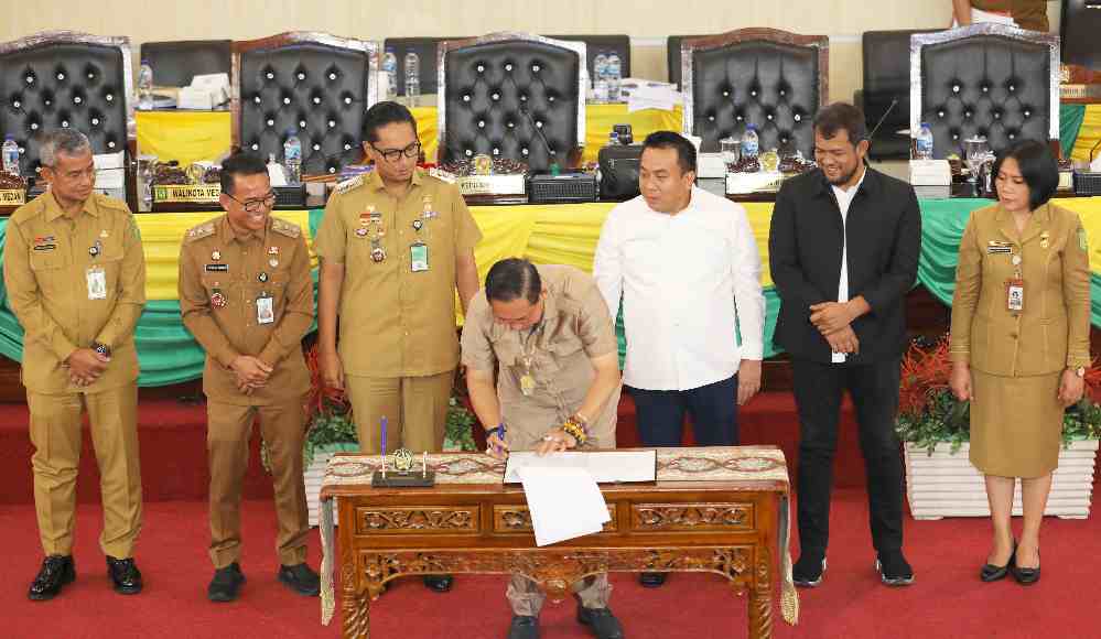 Penandatanganan persetujuan bersama pimpinan DPRD Medan dan Wali Kota Medan atas Ranperda Pertanggungjawaban Pelaksanaan APBD Tahun Anggaran 2025 dalam rapat paripurna yang berlangsung di Gedung DPRD Kota Medan, Selasa (7/7/2026).