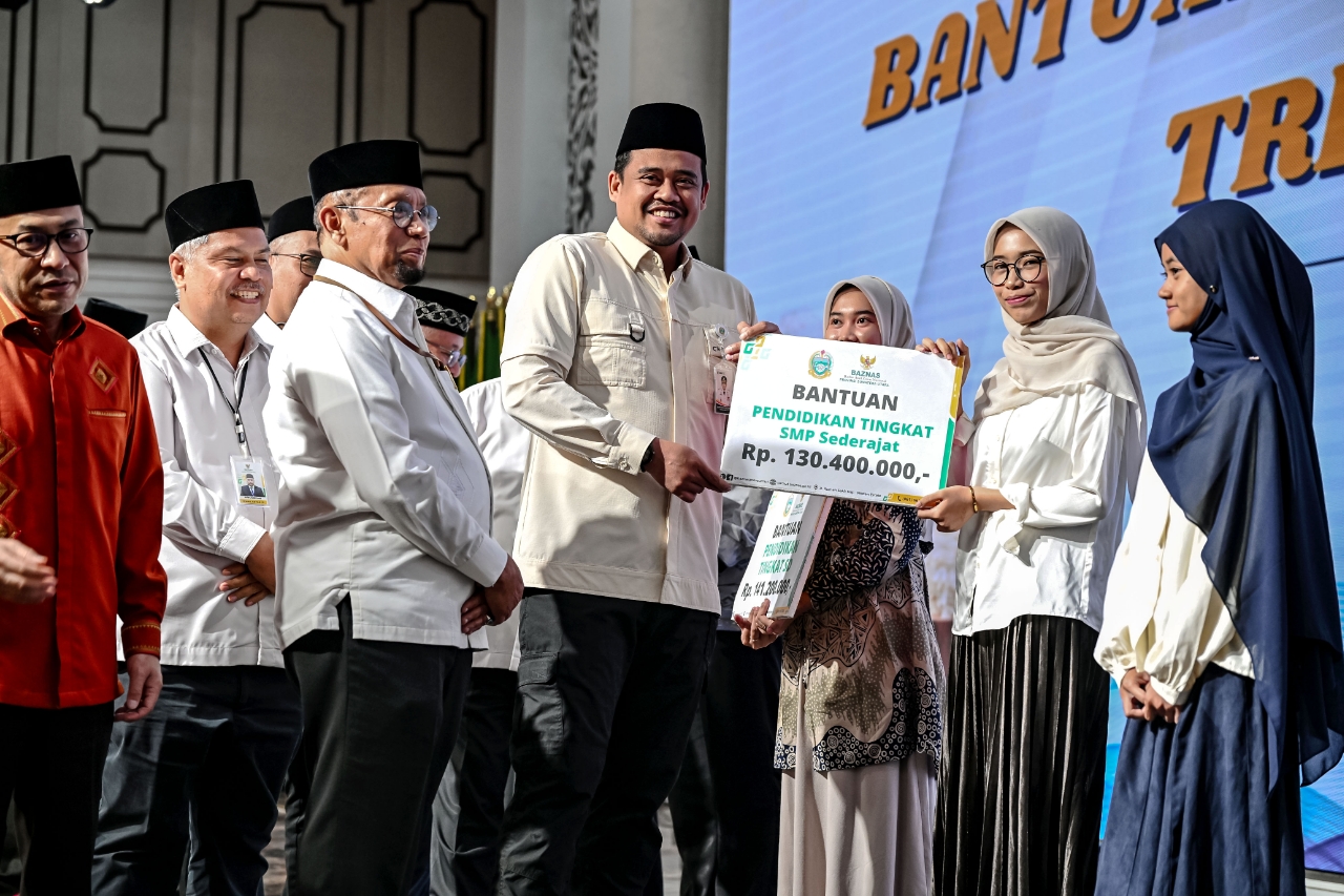 20260701_195704 Gubernur Sumatera Utara (Sumut) Muhammad Bobby Afif Nasution bersama Ketua Badan Amil Zakat Nasional (BAZNAS) Provinsi Sumut Mohammad Hatta, serta di dampingi sejumlah OPD, menyalurkan bantuan Zakat, Infak, dan Sedekah (ZIS) kepada penerima manfaat, secara simbolis pada Pendistribusian Bantuan ZIS Triwulan II Tahun 2026 di Aula Raja Inal Siregar (RIS), Kantor Gubernur Sumut, Jalan Pangeran Diponegoro Nomor 30, Medan, Selasa (30/6/2026). Foto/Diskominfo Sumut