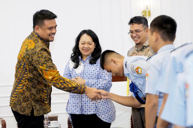 Gubernur Sumatera Utara (Sumut) Muhammad Bobby Afif Nasution menerima audiensi Ketua Dewan Pengawas Yayasan Matauli, Fitri Krisnawati Tandjung, bersama rombongan siswa-siswi SMA Negeri 1 Matauli Pandan dan Kepala Sekolah Deden Rachmawan di ruang kerjanya di Kantor Gubernur Sumatera Utara, Jalan Diponegoro Nomor 30, Medan, Jumat (10/7/2026). Foto/Diskominfo Sumut 