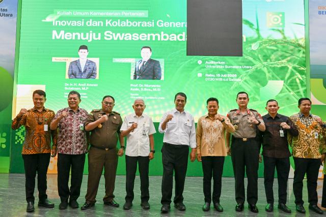 Wakil Gubernur (Wagub) Sumatera Utara (Sumut) Surya menghadiri Kuliah Umum Menteri Pertanian RI Andi Amran Sulaiman yang mengusung tema "Inovasi dan Kolaborasi Generasi Muda Menuju Swasembada Pangan", di Auditorium Universitas Sumatera Utara (USU), Jalan Dr Mansur, Medan, Rabu (15/7/2026). Foto/Diskominfo Sumut 