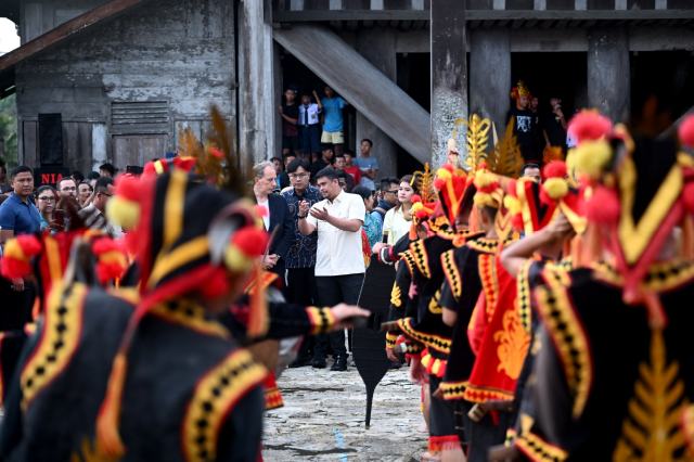 20260718_221738_resize_80 Gubernur Sumatera Utara Muhammad Bobby Afif Nasution Bersama Ketua TP PKK Sumut Kahiyang Ayu mendampingi Duta Besar Perancis untuk Indonesia Fabien Penone saat berkunjung ke Desa Adat Bawomataluo di Kabupaten Nias Selatan, Jum'at (17/7/2026). Foto/Diskominfo Sumut