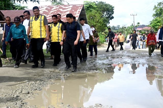Gubernur Sumatera Utara Bobby Nasution saat meninjau ruas jalan Lolowau-Siwalawa II Kabupaten Nias Selatan.