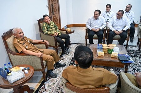 Wakil Gubernur Sumut, Surya menerima audiensi General Manager PT. PLN Unit Induk Pembangunan Sumbagut di Ruang Kerja Wakil Gubernur Sumut, lantai 9 Kantor Gubernur Sumut, Jalan Diponegoro No. 30, Medan, Senin (22/6/2026). Foto/Diskominfo Sumut
