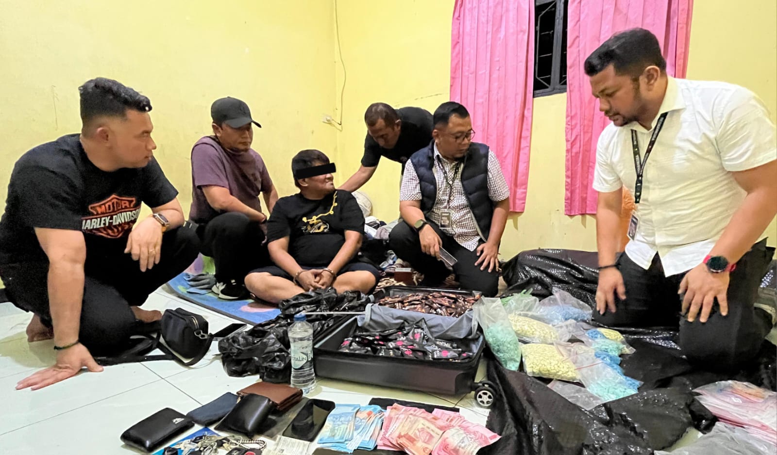 IMG-20260616-WA0017 Kompol Rafli Nugraha memeriksa barang bukti dan tersangka di lokasi penangkapan. (Ist)