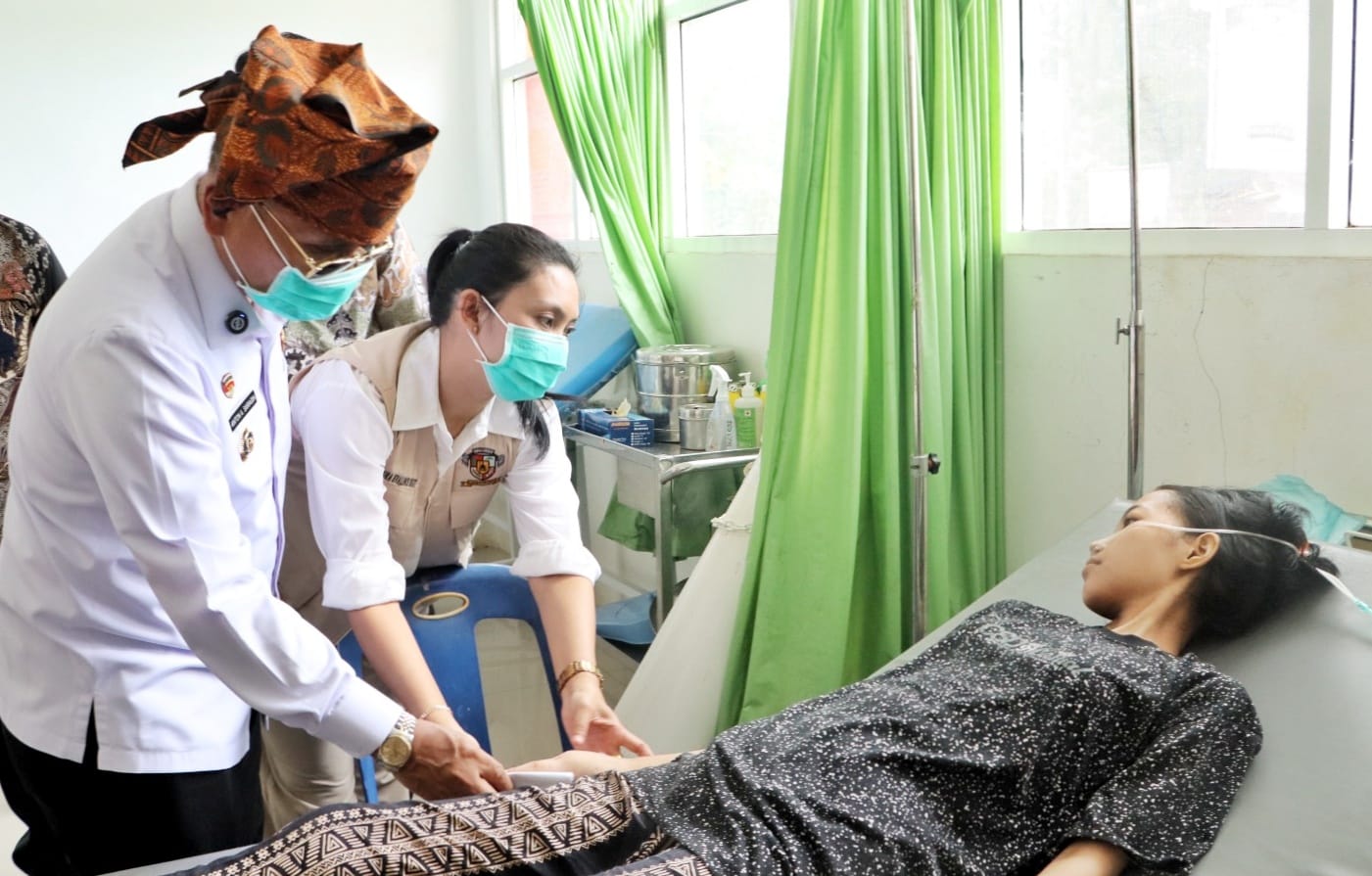 Bupati Simalungun Anton Achmad Saragih saat mengevakuasi pasien jantung ke RSUD Perdagangan. Foto; dokumen Dinas Kominfo Simalungun Bupati Simalungun Anton Achmad Saragih saat mengevakuasi pasien jantung ke RSUD Perdagangan. Foto; dokumen Dinas Kominfo Simalungun