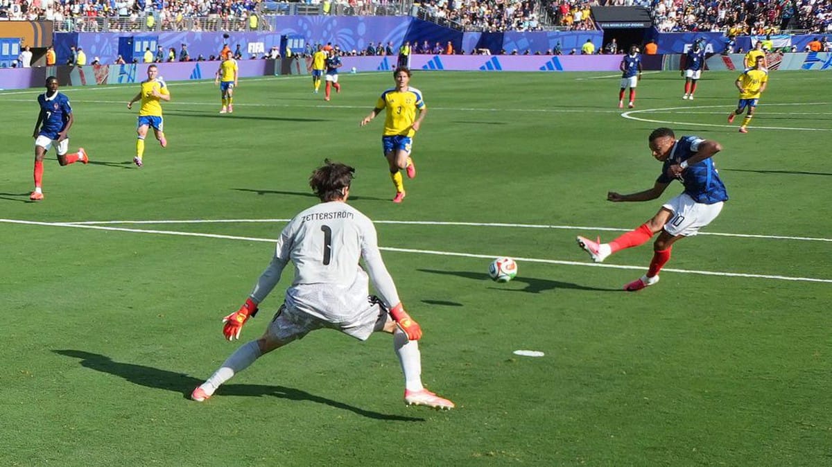 IMG-20260701-WA0005 Mbappe cetak gol ke gawang Swedia. Skor akhir 3-0 unggil Perancis. (Foto : Google)