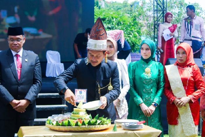 IMG-20260702-WA0005_resize_80 Wali Kota Tebingtinggi H. Iman Irdian Saragih memotong nasi tumpeng perayaan Hari Jadi Kota Tebingtinggi ke-109, Rabu (1/7/2026).