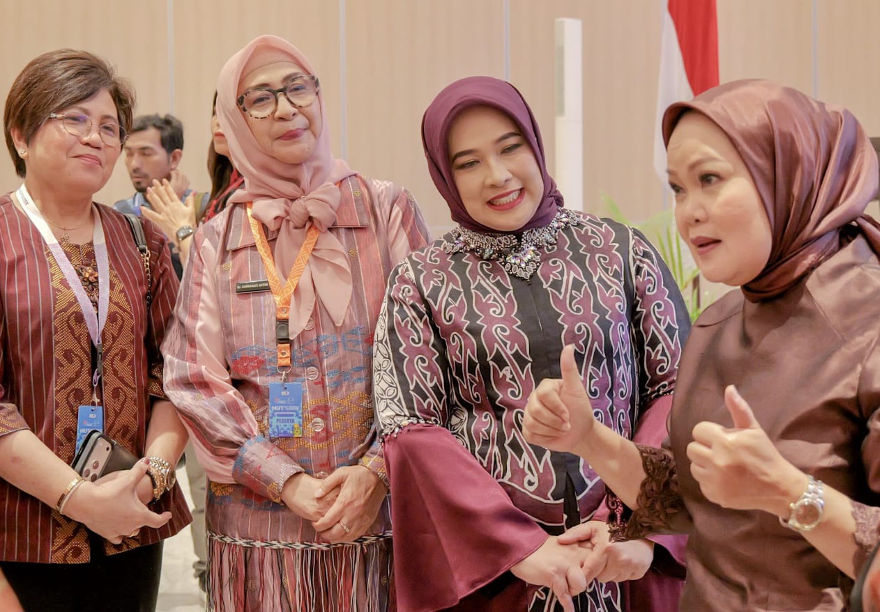 Ketua TP PKK Simalungun, Darmawati (pakai kacamata) bersama Ketua TP PKK se Sumatera Utara. Foto: dokumen Dinas Kominfo Simalungun Ketua TP PKK Simalungun, Darmawati (pakai kacamata) bersama Ketua TP PKK se Sumatera Utara. Foto: dokumen Dinas Kominfo Simalungun