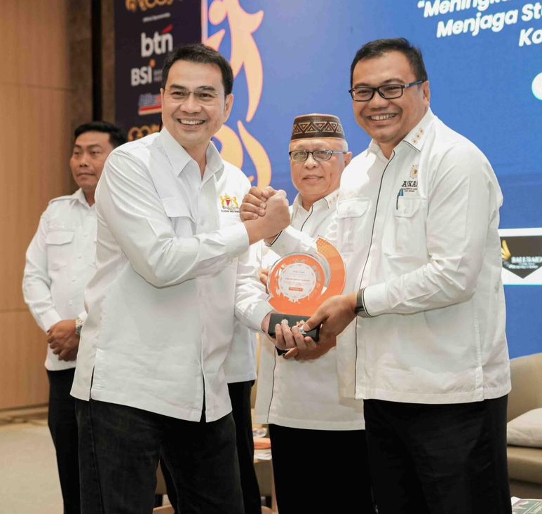 Bupati Deli Serdang Asri Ludin Tambunan saat menjadi narasumber pada Forum Bisnis Daerah (Forbisda) dalam rangkaian Hari Ulang Tahun ke-26 Asosiasi Pemerintah Kabupaten Seluruh Indonesia (APKASI) di IKM Hall, kemarin. Foto; IST