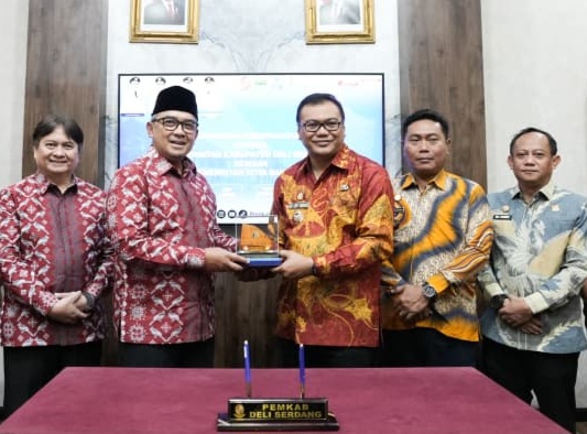 Bupati Deliserdang Asri Ludin Tambunan bersama Wali Kota Bandung M Farhan usai penandatanganan MoU pengelolaan kawasan strategis di Deliserdang. Foto. IST Bupati Deliserdang Asri Ludin Tambunan bersama Wali Kota Bandung M Farhan usai penandatanganan MoU pengelolaan kawasan strategis di Deliserdang. Foto. IST