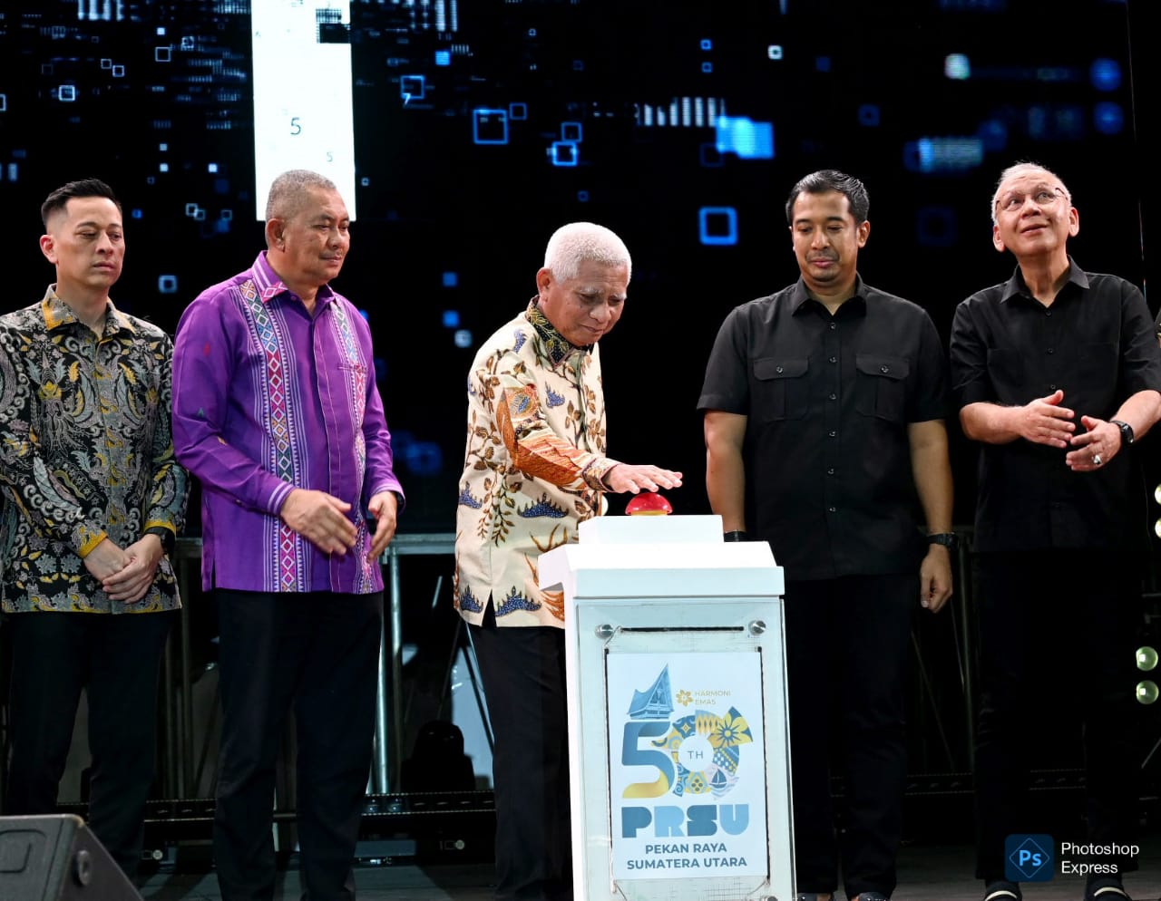 Wakil Gubernur Sumut Surya, didampingi Pj Sekda Prov Sumut Sulaiman Harahap, resmi membuka PRSU ke-50 tahun 2026 di Jalan Gatot Subroto tadi malam. (Kominfo Sumut Dok)