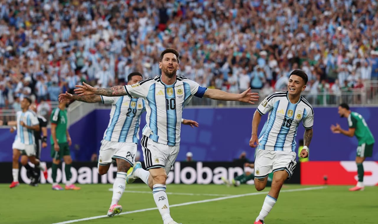 IMG-20260704-WA0010 Lionel Messi cs bawa Argentina melaju ke babak 16 besar di Piala Dunia usai singkirkan Tanjung Verde. Skor akhir 3-2. (Foto : Google)