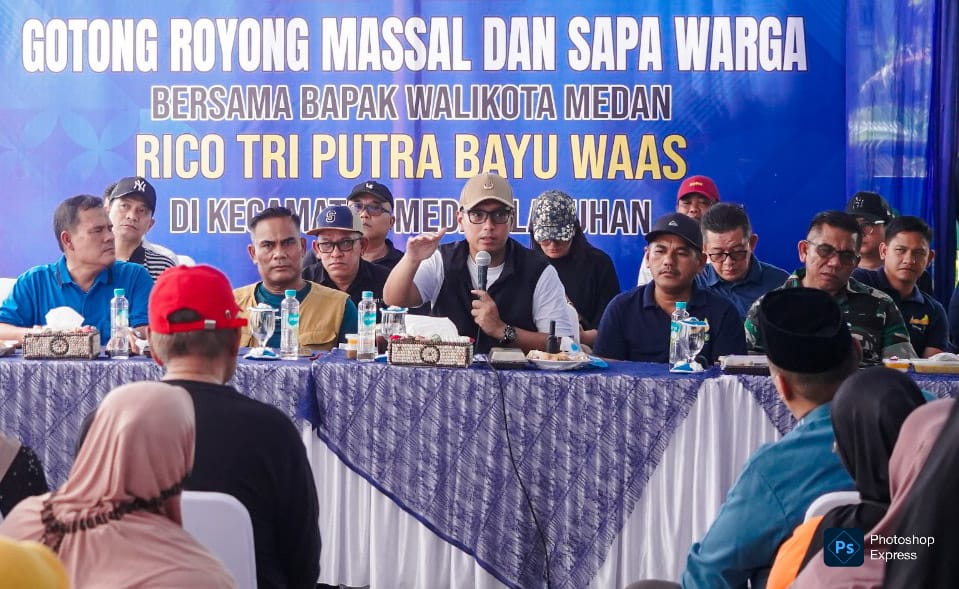 IMG-20260704-WA0038 Rico Waas berdialog dengan warga dalam kegiatan gotong royong massal dan sapa warga. (Kominfo Medan Dok)