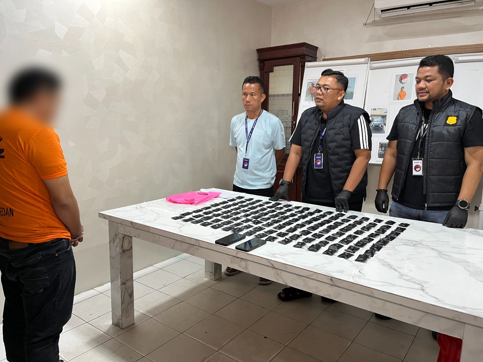 IMG-20260706-WA0052 Kompol Rafli Nugraha perlihatkan tersangka dan barang barang bukti vape mengandung narkotika. (Ist)
