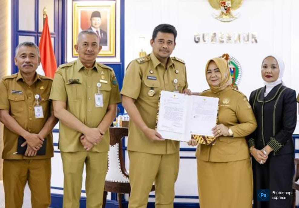 IMG-20260706-WA0062 Bobby Nasution menyerahkan Surat Keputusan (SK) kepada Wakil Bupati Langkat Tiorita Surbakti sebagai Pelaksana Tugas (Plt) Bupati Langkat di Kantor Gubernur Sumut. (Kominfo Sumut Dok)