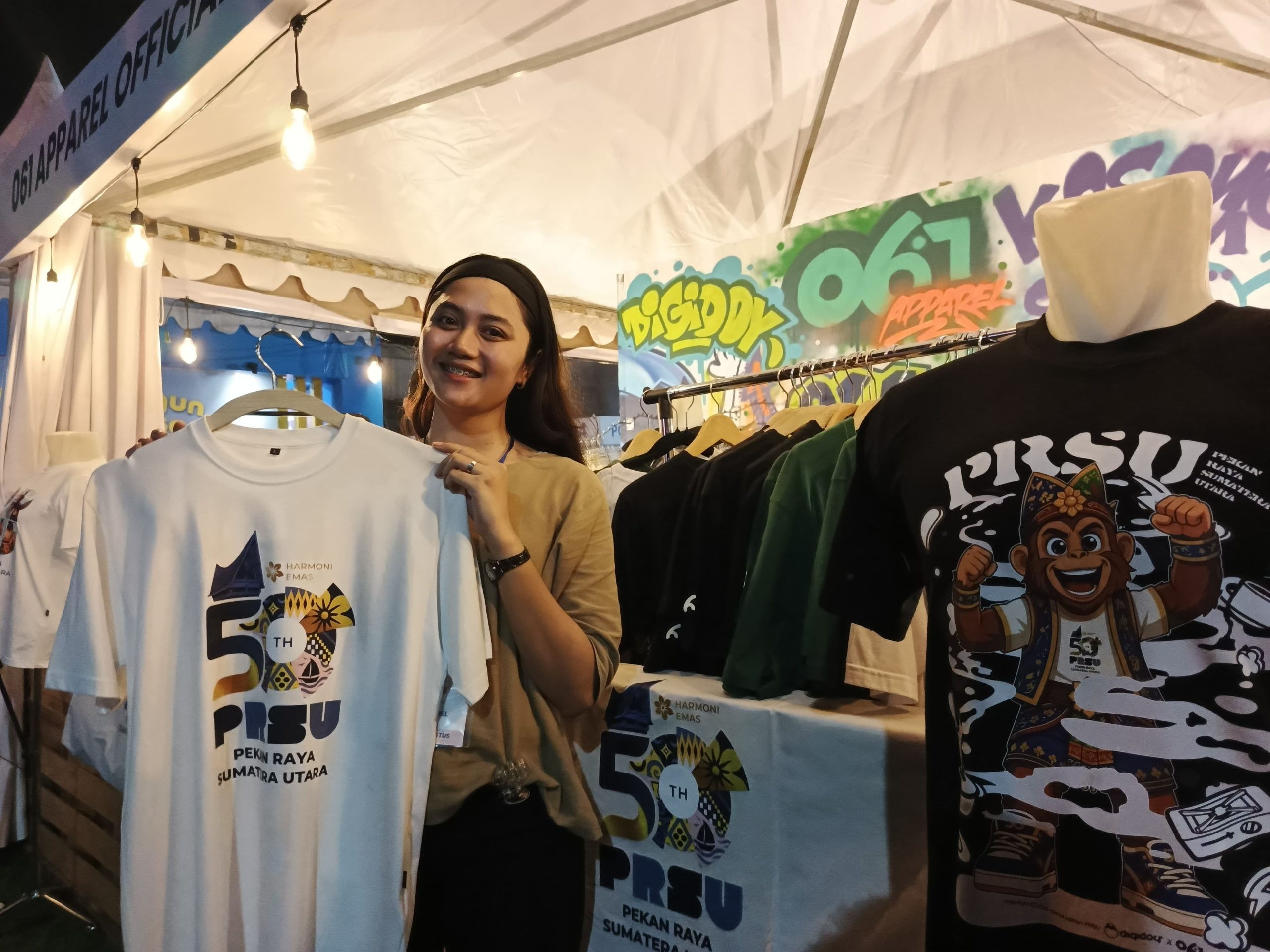 Salah satu pengunjung di stand 061 apparel di PRSU. Foto: IST Salah satu pengunjung di stand 061 apparel di PRSU. Foto: IST