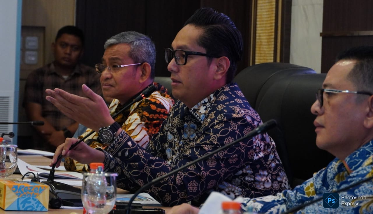 IMG-20260709-WA0023 Rico Waas saat memimpin rapat "Digitalisasi Bansos Berbasis Digital Public Infrastructure (DPI)" di Balai Kota Medan. (Kominfo Medan Dok)