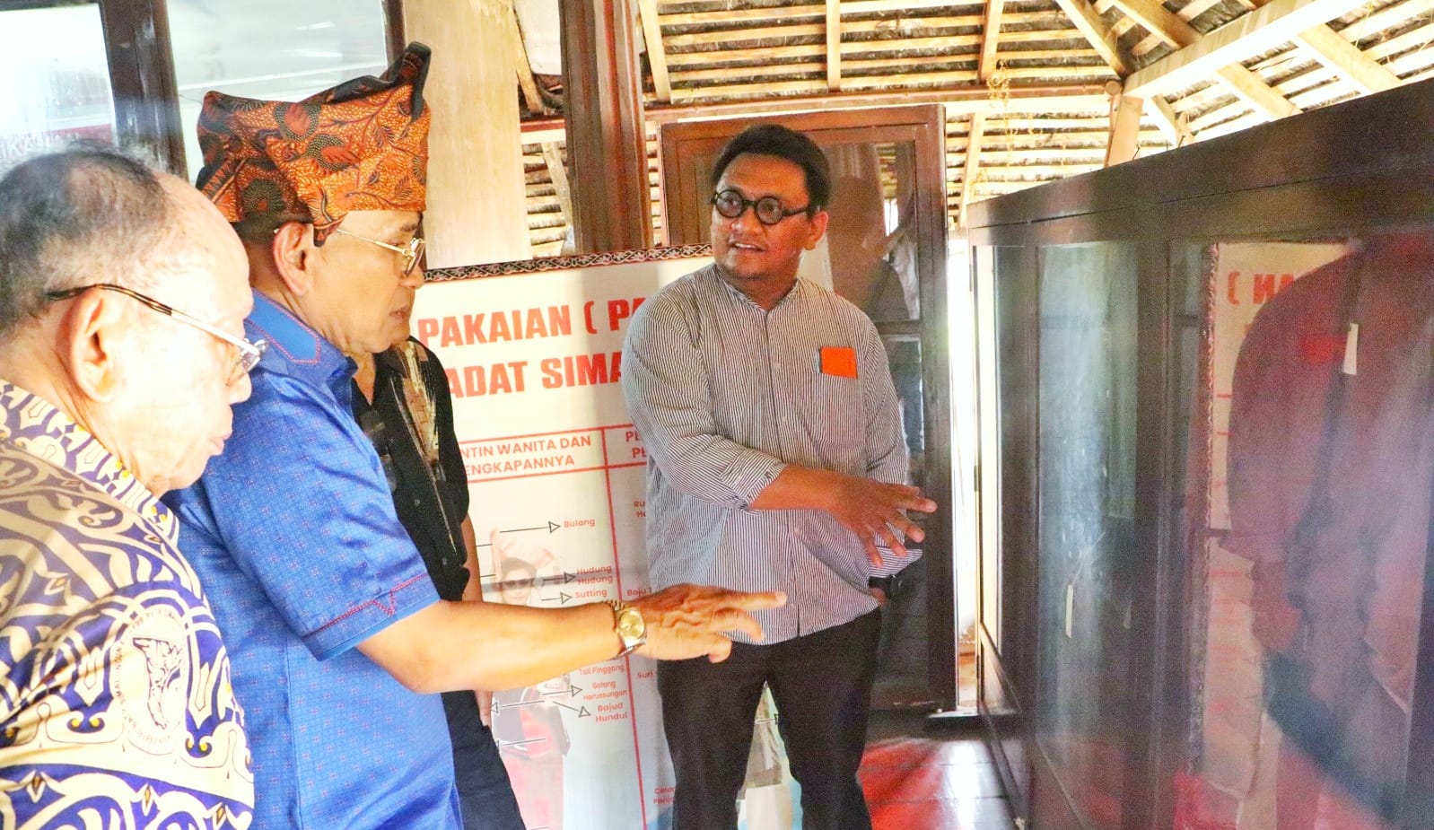 Bupati Simalungun Anton Achmad Saragih saat meninjau Museum Simalungun. Foto; IST