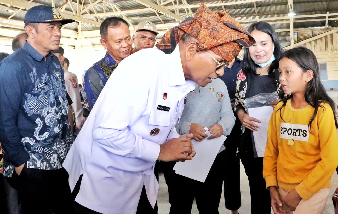 Bupati Simalungun Anton Achmad Saragih saat mengunjungi warga di Nagori Saboras, Jumat (10/7/2026). Foto: Dinas Kominfo Simalungun