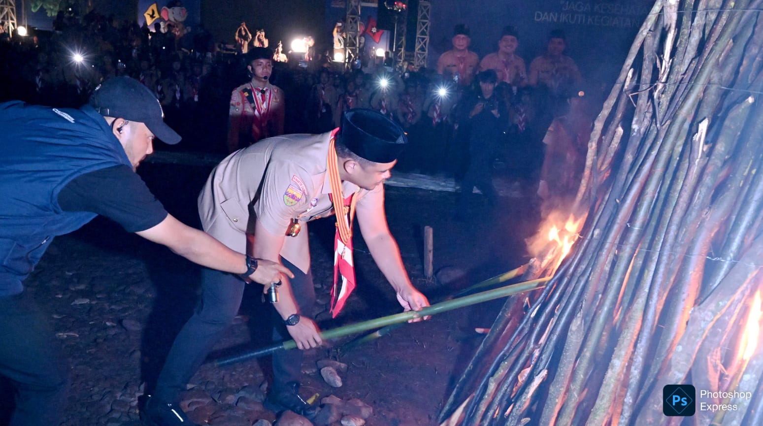 Bobby Nasution bakar kayu di malam Pramuka. Api unggun itu membakar semangat Jamdasu XI 2026 yang digelar di Sibolangit. (Kominfo Sumut Dok)