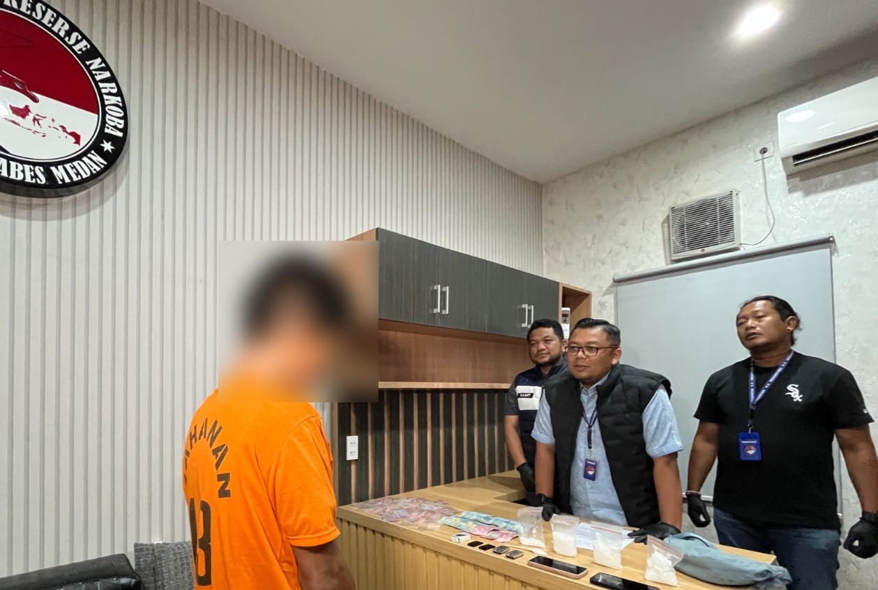 AKBP Rafli Nugraha interogasi tersangka narkoba jenis sabu. (Ist)