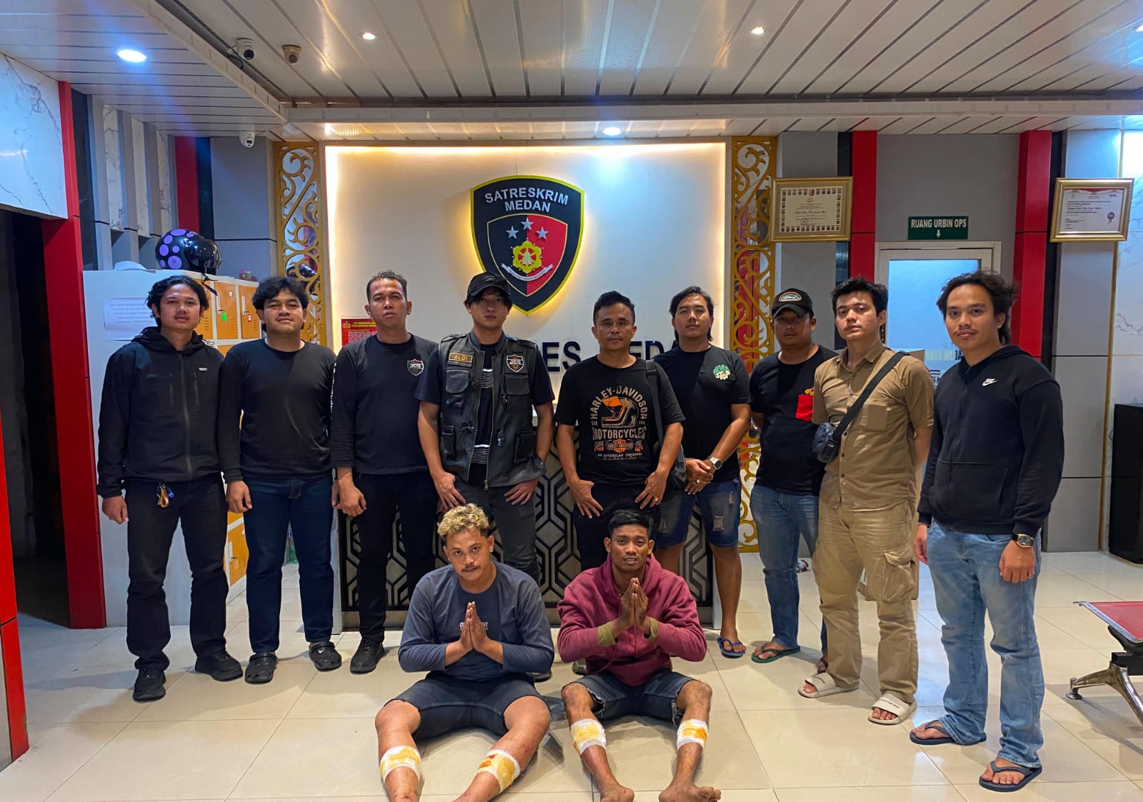 Polisi perlihatkan dua tersangka curas di RS Bhayangkara. (Ist)