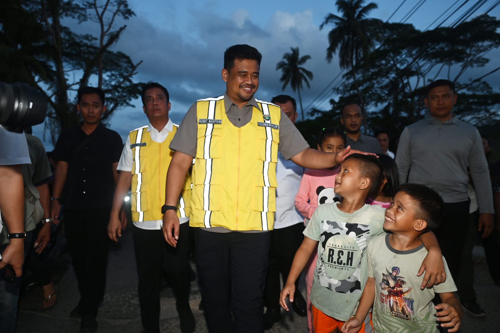 Bobby Nasution bersama anak kecil di Gido, Nias. Kedatangannya untuk merelokasi SMKN 1 Gido Nias. (Kitamedan.com)