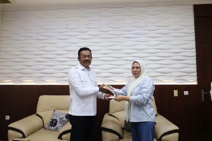 IMG-20260716-WA0004_resize_16 Area Manager Lion Air Group, Juli Aspita,menyerahkan cenderamata berupa miniatur pesawat Wings Air kepada Bupati Mandailing Natal, H Saipullah Nasution.