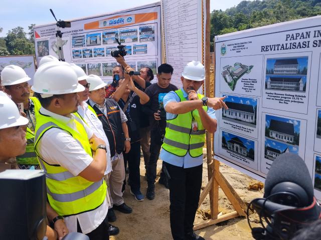 Gubernur Sumut Bobby Nasution meninjau proses revitalisasi SMAN Unggulan Sukma Nias yang berada di Desa Fodo, Kecamatan Gunungsitoli Selatan. Foto/Diskominfo Sumut 