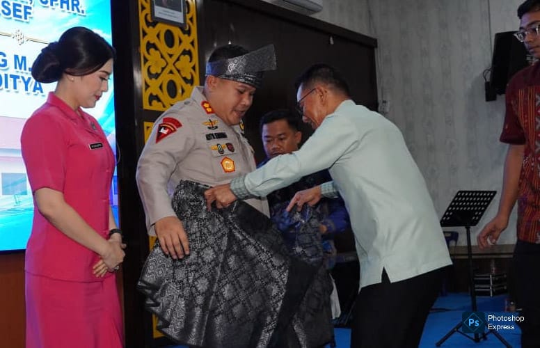 IMG-20260717-WA0048 Zakiyuddin memakaikan kain ulos pada Kapolres Pelabuhan Belawan yang baru. (Kominfo Medan Dok)
