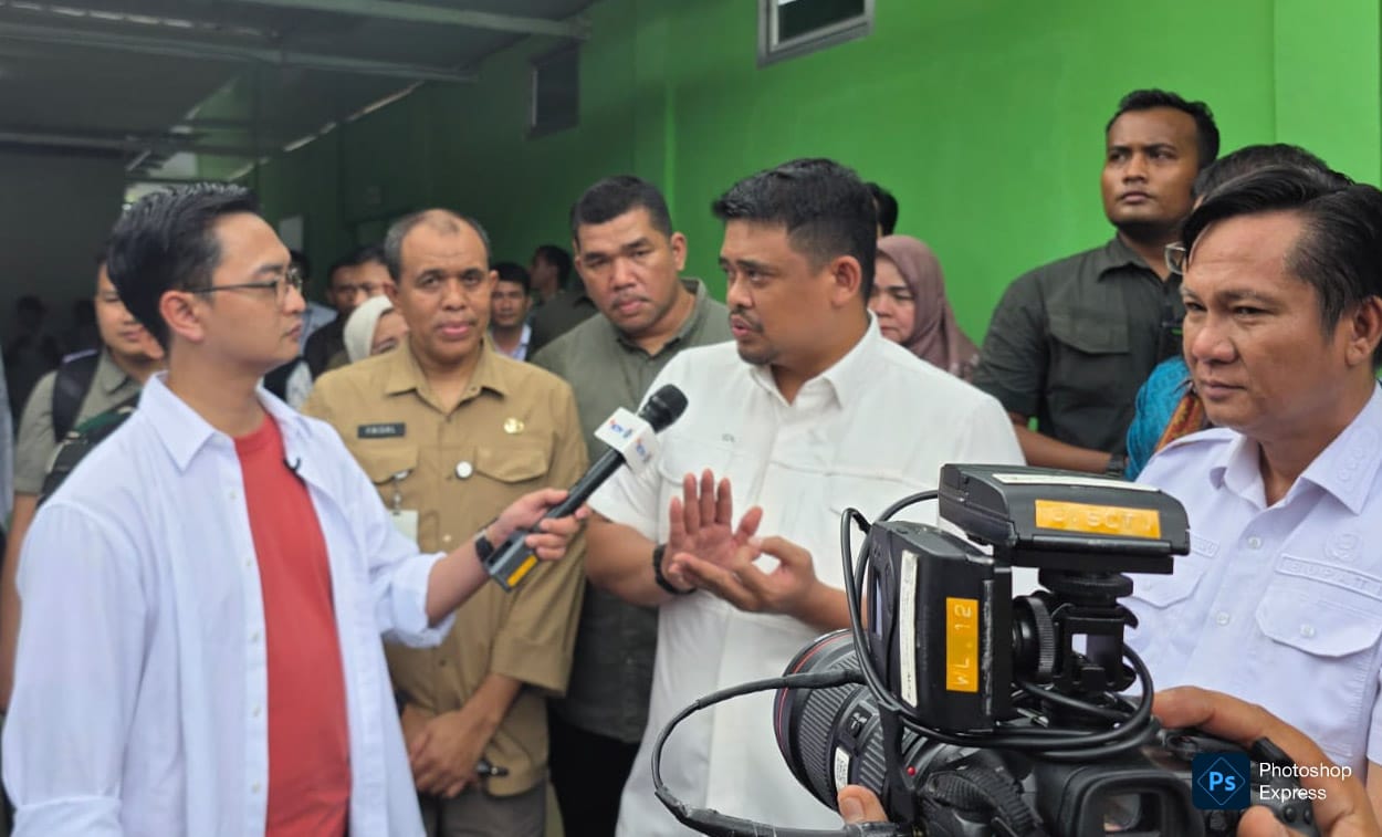Bobby Nasution berada di Puskesmas Mandrehe Nias Barat. Puskesmas ini naik kelas, jarak tempuh ke RS 60 km terpangkas. (Kominfo Sumut Dok)