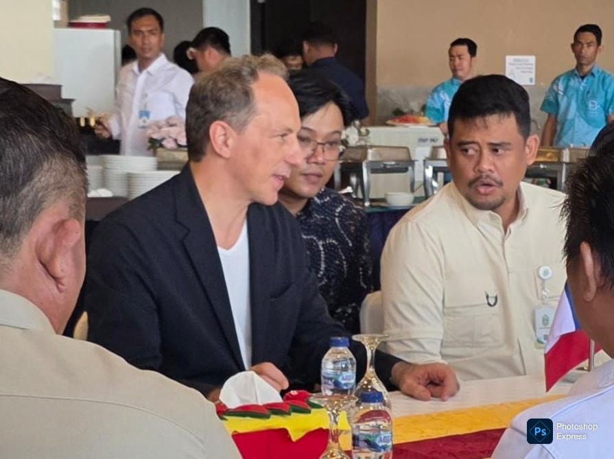 Gubernur Sumut Bobby Nasution tengah berbincang dengan Dubes Perancis perkenalkan budaya Nias Selatan. (Kitamedan.com)
