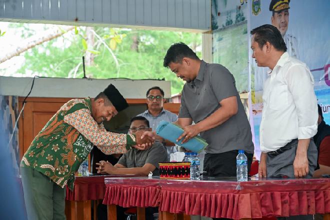 IMG-20260719-WA0002_resize_9 Gubsu Bobby Nasution menerima permohonan bantuan dari Tokoh agama Nias Barat, Akhmad Rafi Zebua, pada kegiatan Sapa Daerah, di Kecamatan Sirombu, Sabtu (18/7/2026).