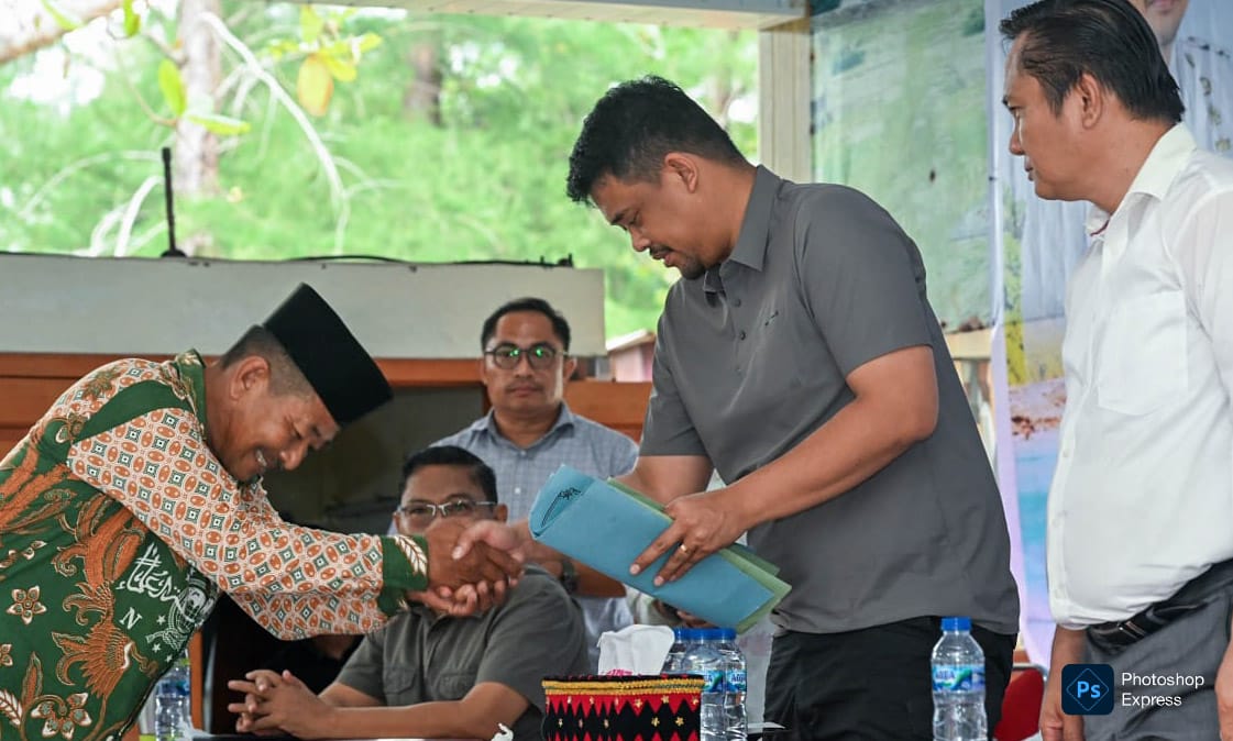 Bobby serahkan bantuan pada tokoh agama untuk rehabilitasi Masjid Al Uswah, Nias Barat. (Kominfo Sumut Dok)
