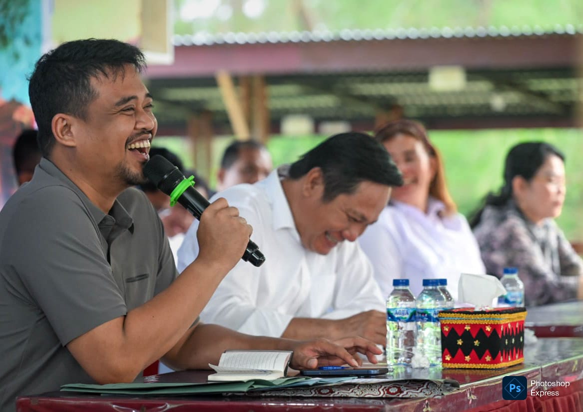 Bobby berdialog dengan warga Nias Barat bahas infrastruktur. (Kominfo Sumut Dok)